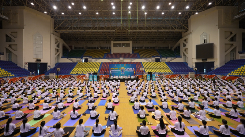 Đại sứ Ấn Độ đồng diễn Yoga với người dân Việt Nam -1