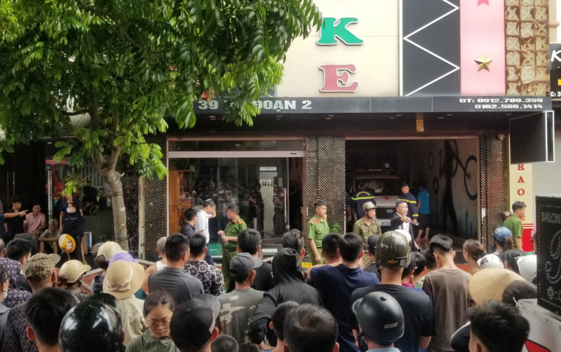 Phát hiện khách tử vong trong phòng khóa trái cửa của quán karaoke bị cháy -0