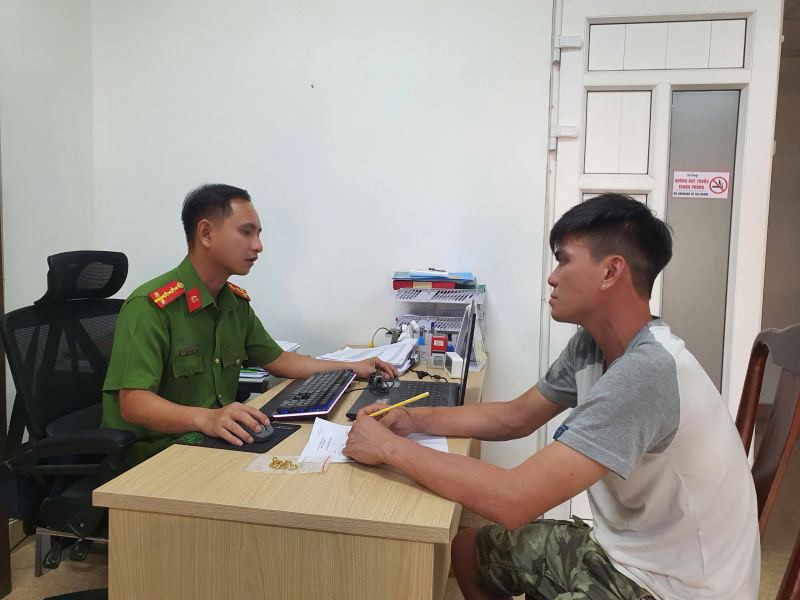 Bắt đối tượng cướp giật tài sản của 2 phụ nữ đang chạy xe trên phố -0