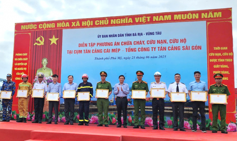 Bà Rịa-Vũng Tàu diễn tập chữa cháy, cứu nạn, cứu hộ tại Cụm Tân Cảng Cái Mép -1