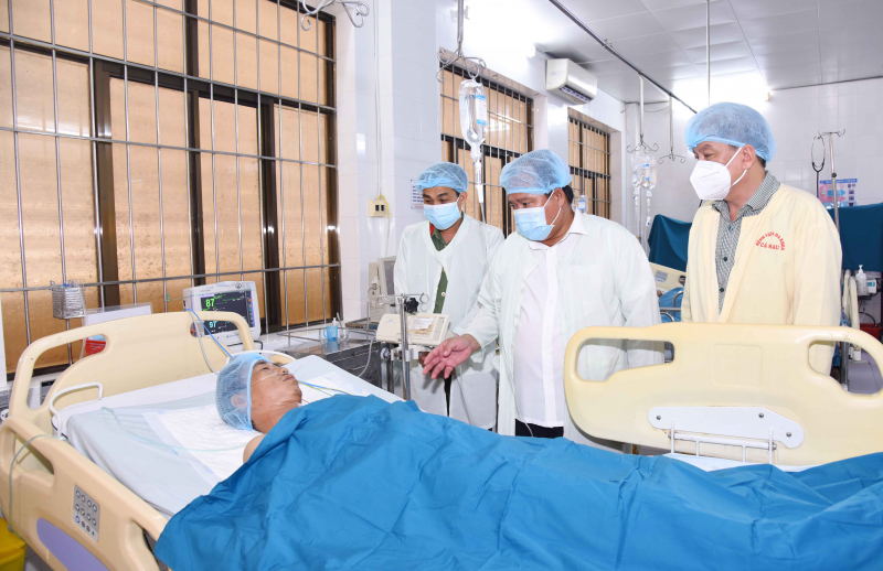 Lãnh đạo tỉnh Cà Mau thăm hỏi thành viên bảo vệ ANTT ở cơ sở bị thương khi làm nhiệm vụ -0