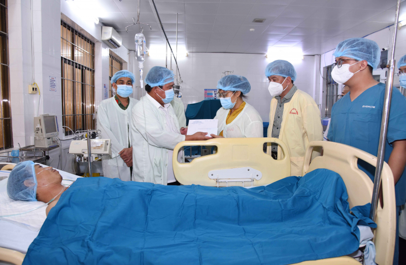 Lãnh đạo tỉnh Cà Mau thăm hỏi thành viên bảo vệ ANTT ở cơ sở bị thương khi làm nhiệm vụ -0