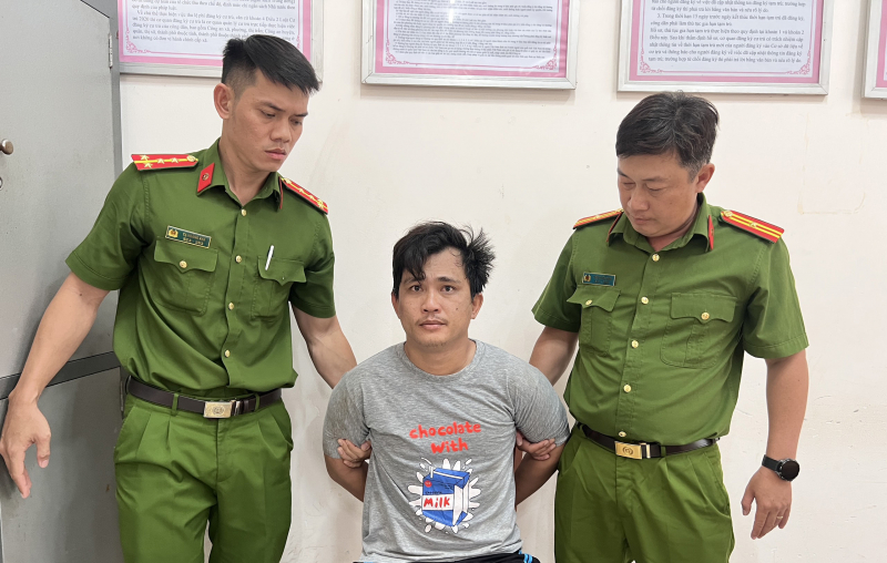 Lãnh đạo tỉnh Cà Mau thăm hỏi thành viên bảo vệ ANTT ở cơ sở bị thương khi làm nhiệm vụ -1