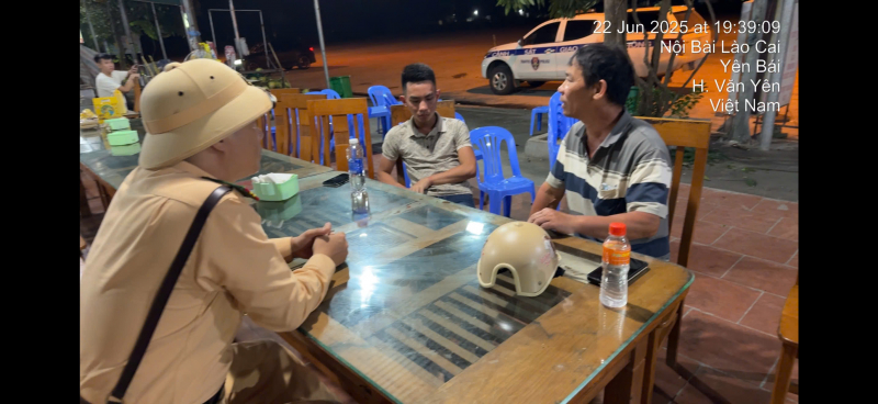 CSGT kịp thời giúp đỡ thiếu niên lang thang trên cao tốc, đưa trở về với gia đình -0 CSGT kịp thời giúp đỡ thiếu niên lang thang trên cao tốc, đưa trở về với gia đình -0