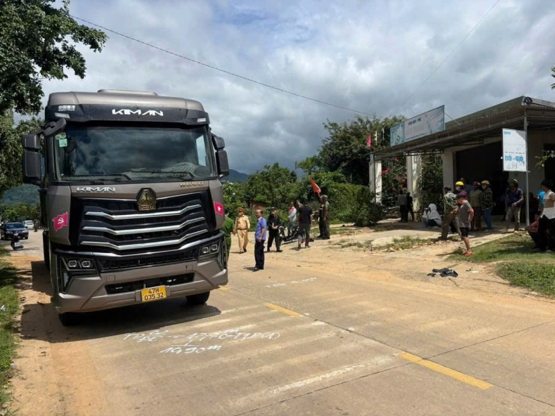 Xe đầu kéo va chạm xe đạp điện, 4 em nhỏ thương vong -0