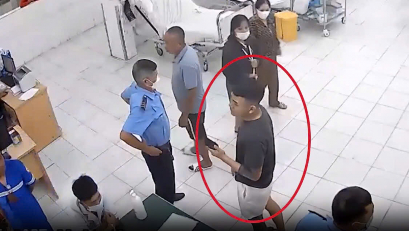  Tạm giữ hình sự nam bệnh nhân tung nắm đấm vào mặt nhân viên y tế tại bệnh viện -0
