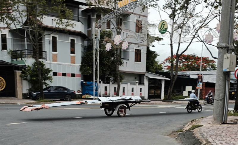 Hậu quả nhãn tiền do xe tự chế chở hàng cồng kềnh gây ra -0