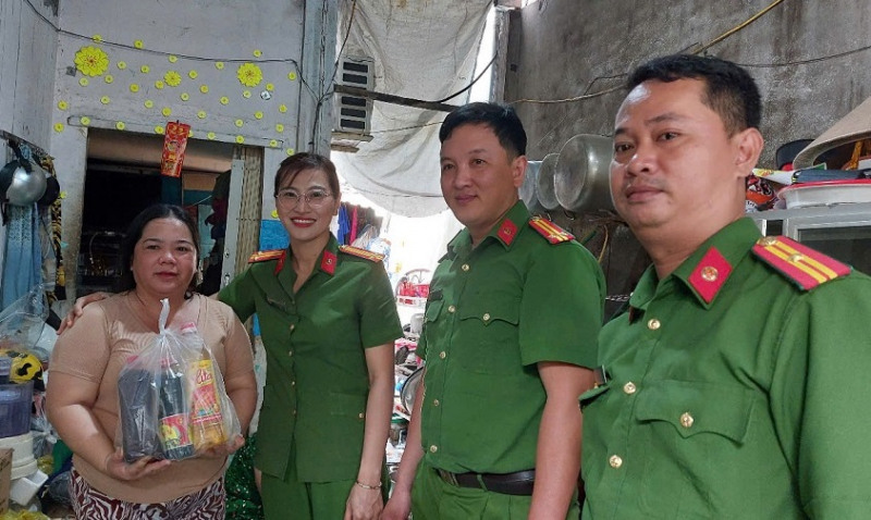 Nữ cán bộ Công an đồng hành giúp người lầm lỗi hoàn lương -0