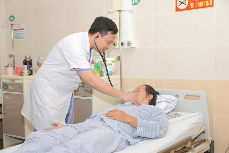 Mỗi ngày hút 2 bao thuốc lá, người đàn ông nguy kịch giữa đường -0