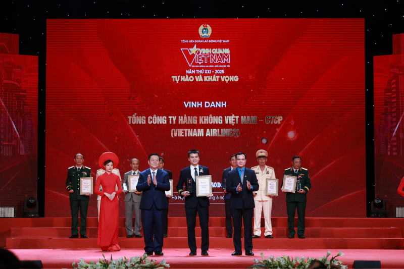 Vietnam Airlines được vinh danh tại chương trình Vinh quang Việt Nam 2025 -0