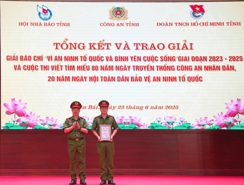 Trao giải Cuộc thi viết tìm hiểu 80 năm Ngày truyền thống CAND
