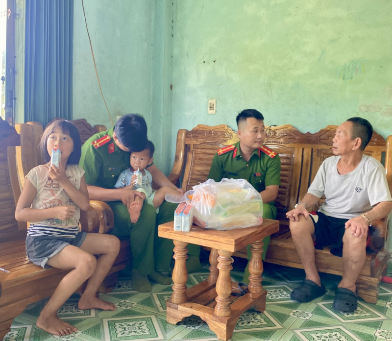 Công an xã Trung Sơn - Điểm tựa cho những mảnh đời thiếu may mắn -0