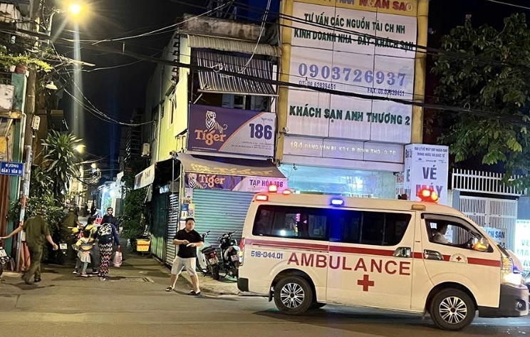 Nam thanh niên không quần áo chạy ra khỏi nhà kêu cứu rồi gục chết trên đường -0