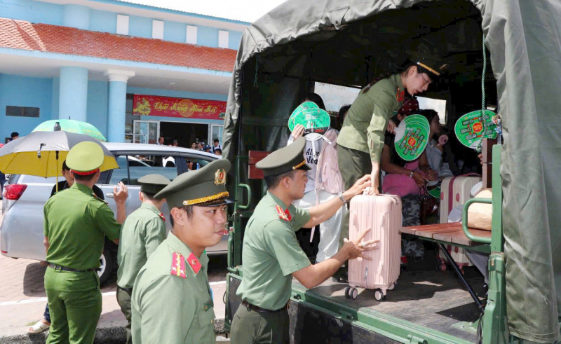 Ban Thanh niên Công an tỉnh Kiên Giang hỗ trợ thí sinh huyện đảo vào đất liền thi -0