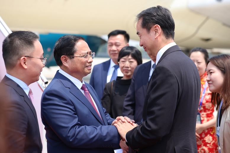 Thủ tướng tới Thiên Tân, bắt đầu chuyến công tác dự Hội nghị WEF và làm việc tại Trung Quốc -0