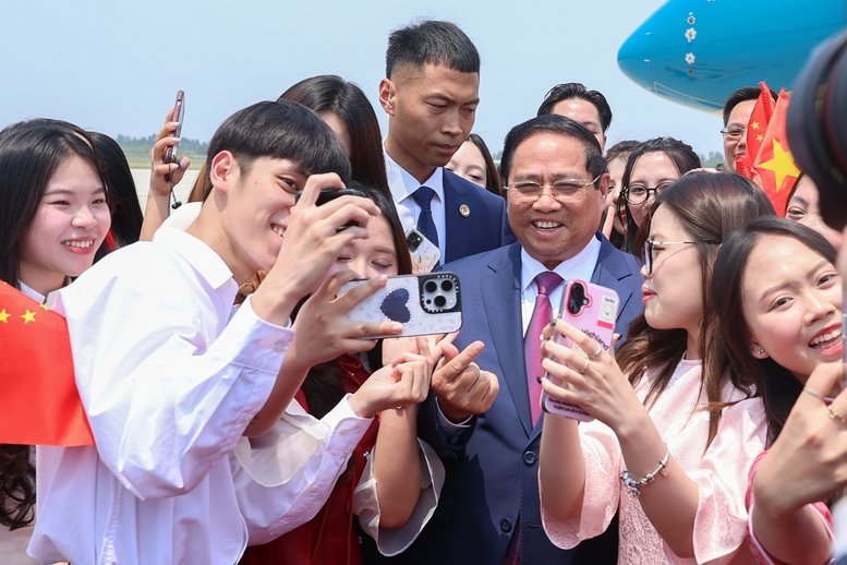 Thủ tướng tới Thiên Tân, bắt đầu chuyến công tác dự Hội nghị WEF và làm việc tại Trung Quốc -0