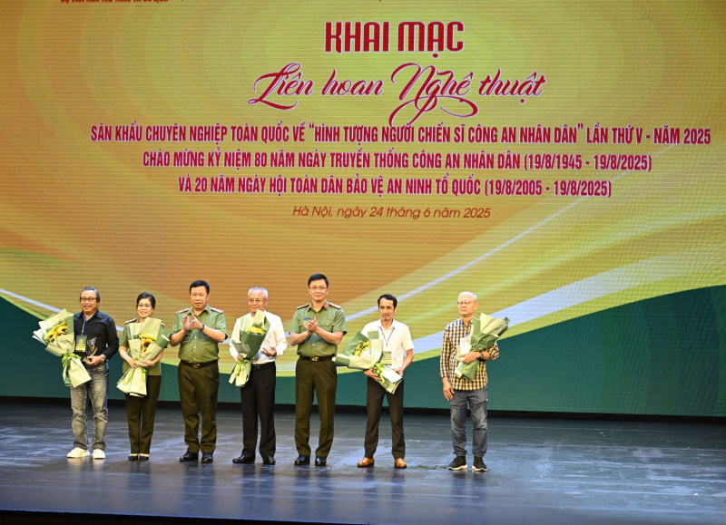Khai mạc Liên hoan Nghệ thuật sân khấu chuyên nghiệp toàn quốc về “Hình tượng người chiến sĩ CAND