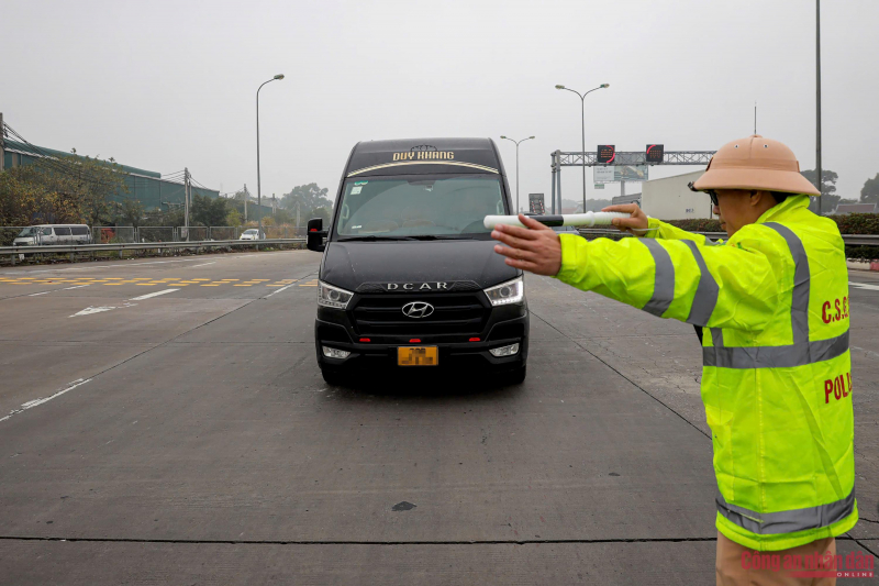 Xử lý hàng loạt tài xế đầu kéo và xe tải dừng đỗ nguy hiểm trên cao tốc -0