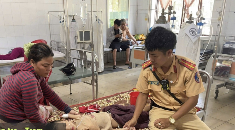 Đang tuần tra kiểm soát, CSGT chở cháu bé bị co giật đến viện cấp cứu -0