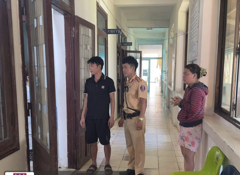 Đang tuần tra kiểm soát, CSGT chở cháu bé bị co giật đến viện cấp cứu -0