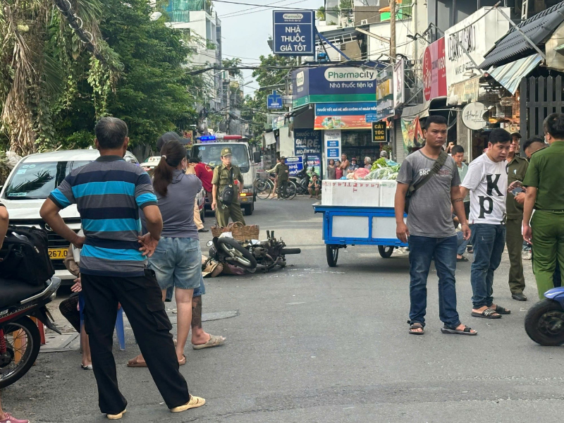 Va chạm với xe lôi tự chế, người đi lấy bánh mỳ tử vong -0