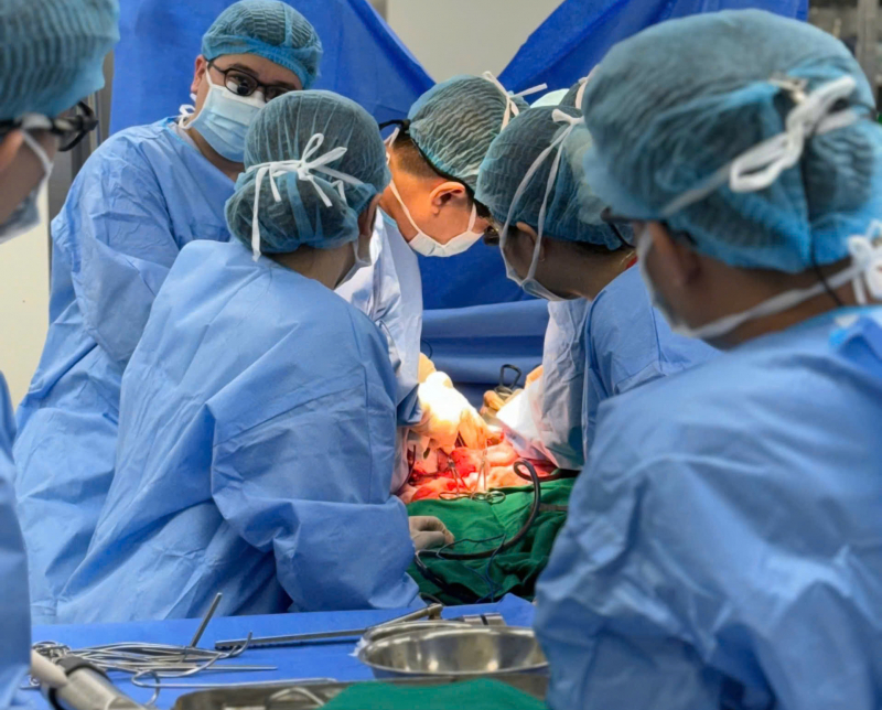 Lá gan của bệnh nhân chết não cứu sống một quân nhân và em bé suy gan nặng -0