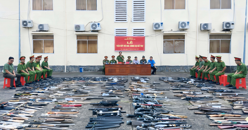 Bạc Liêu tiêu hủy trên 1.300 vũ khí, công cụ hỗ trợ các loại -0