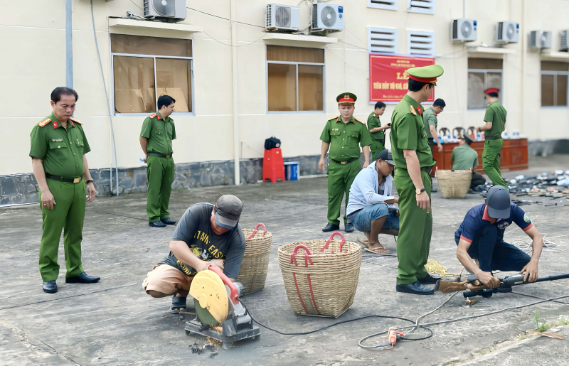 Bạc Liêu tiêu hủy trên 1.300 vũ khí, công cụ hỗ trợ các loại -2