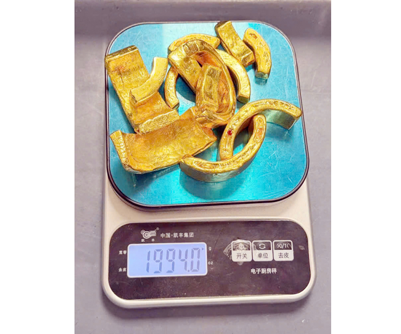 Đối tượng người nước ngoài giấu gần 2kg nghi là vàng trong máy ảnh -0
