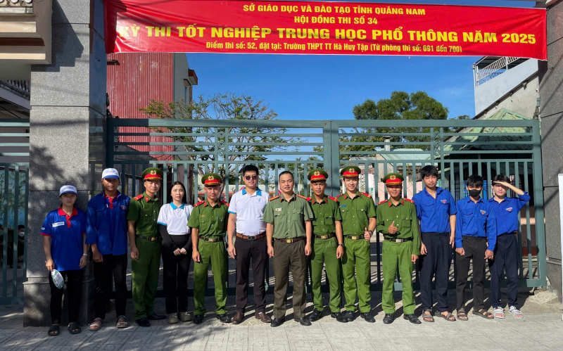 Công an đảm bảo trật tự, giúp đỡ phụ huynh, thí sinh tại các điểm thi -0