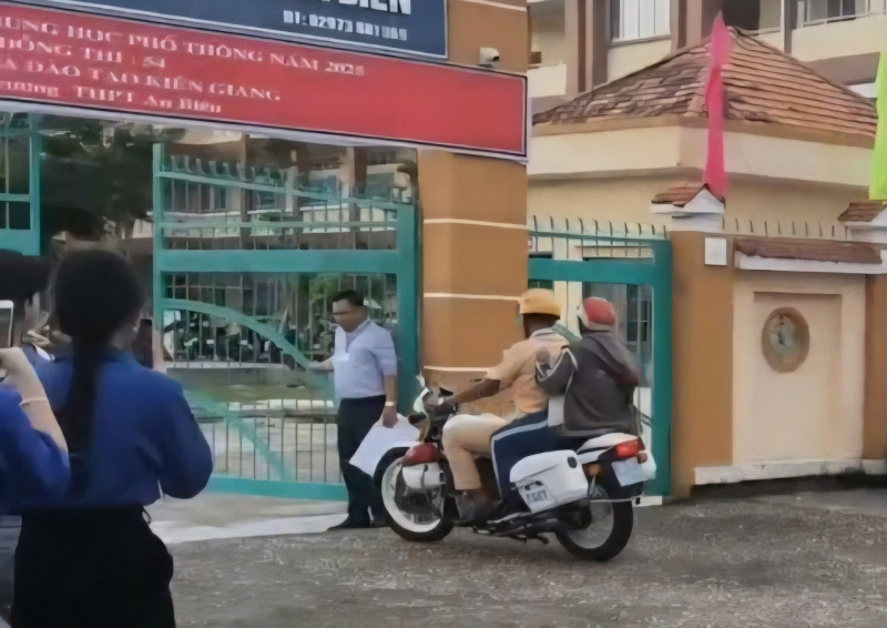 Công an đảm bảo trật tự, giúp đỡ phụ huynh, thí sinh tại các điểm thi -0