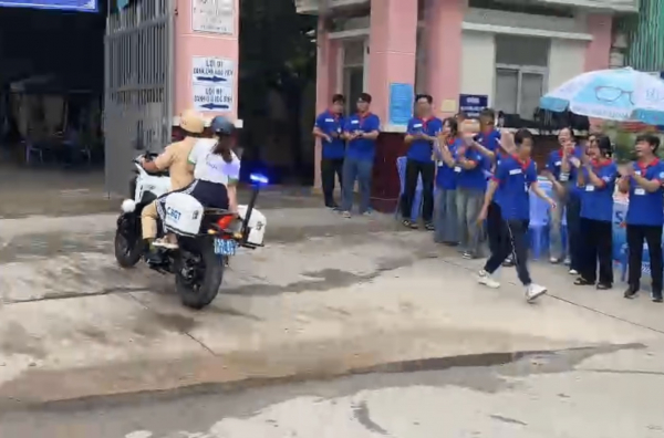 Công an đảm bảo trật tự, giúp đỡ phụ huynh, thí sinh tại các điểm thi -0