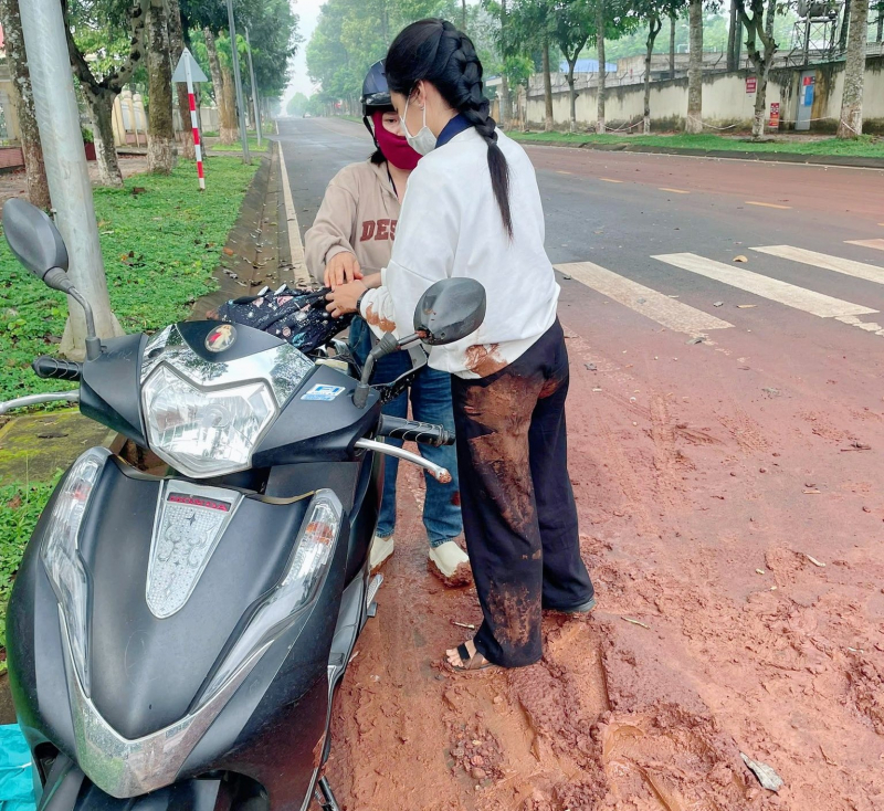 Công an đảm bảo trật tự, giúp đỡ phụ huynh, thí sinh tại các điểm thi -0