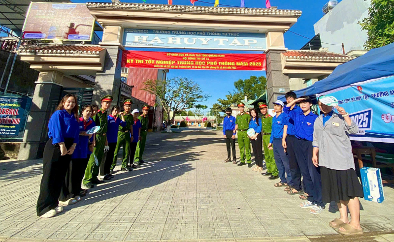 Công an đảm bảo trật tự, giúp đỡ phụ huynh, thí sinh tại các điểm thi -0