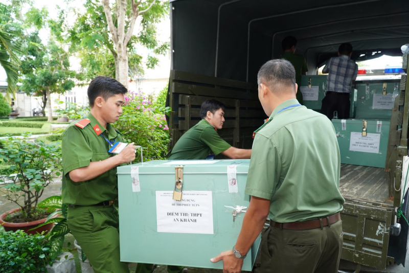 Công an đảm bảo trật tự, giúp đỡ phụ huynh, thí sinh tại các điểm thi -0