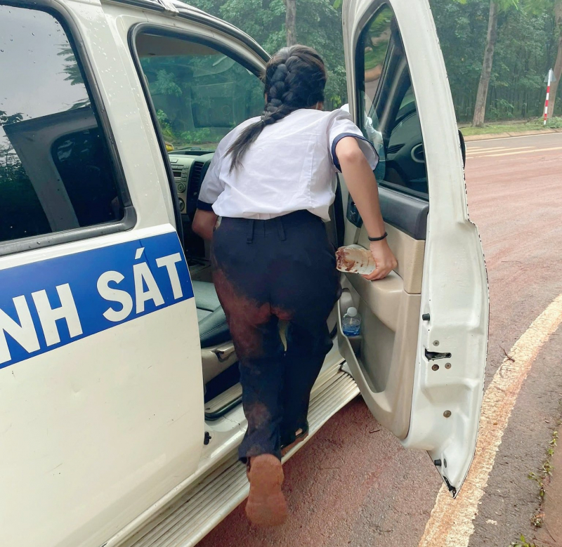 Công an đảm bảo trật tự, giúp đỡ phụ huynh, thí sinh tại các điểm thi -0