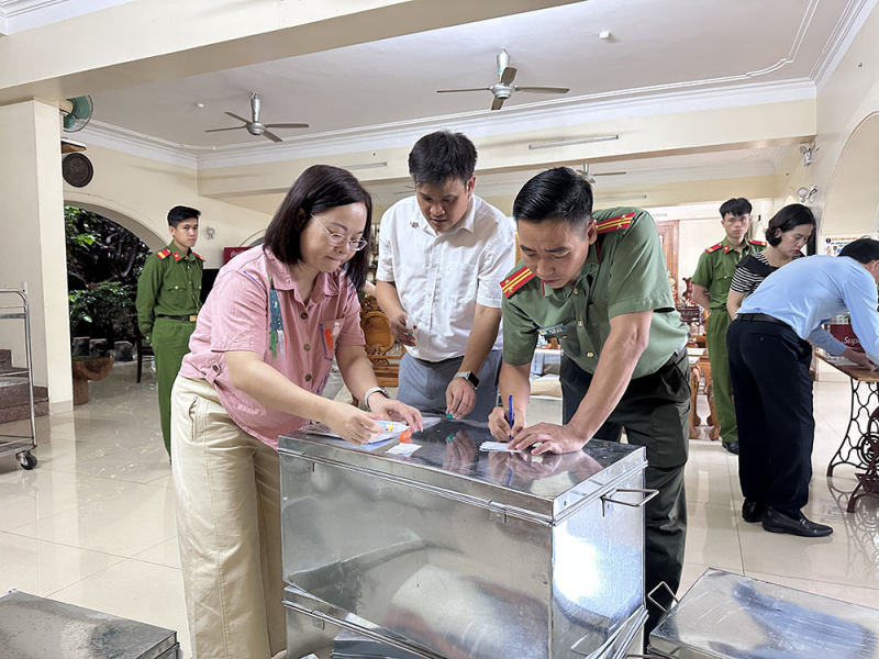 Công an đảm bảo trật tự, giúp đỡ phụ huynh, thí sinh tại các điểm thi -0