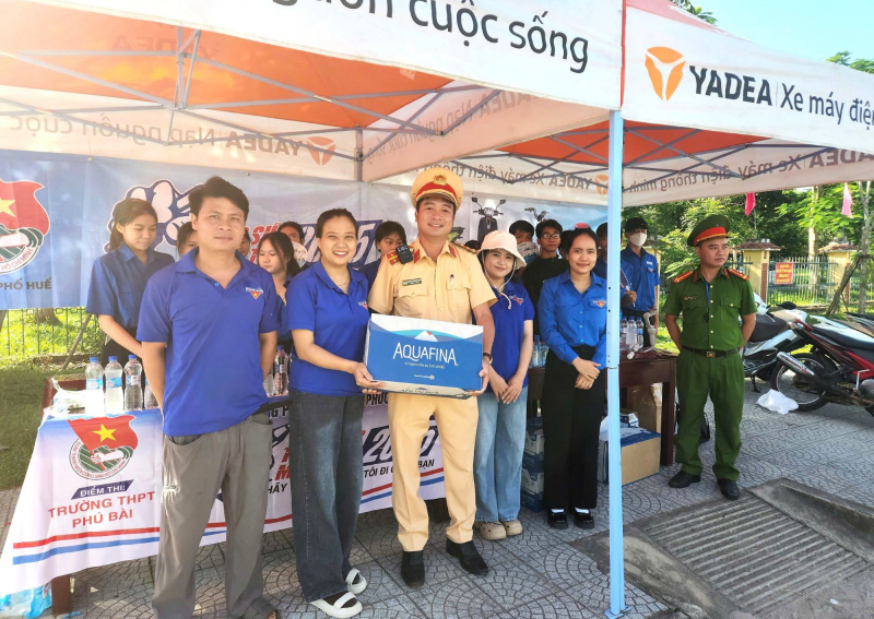 CSGT xứ Huế tích cực hỗ trợ thí sinh trong buổi thi đầu tiên kỳ thi tốt nghiệp THPT -0