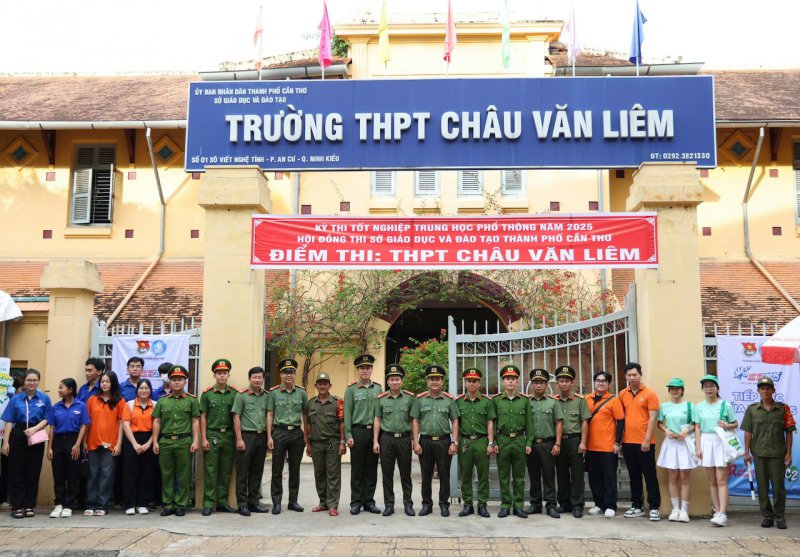 Công an đảm bảo trật tự, giúp đỡ phụ huynh, thí sinh tại các điểm thi -0