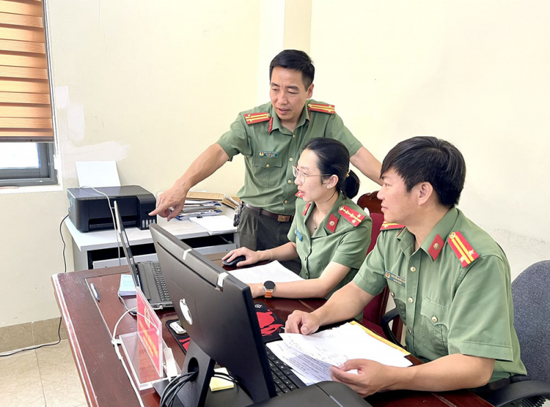 Công an đảm bảo trật tự, giúp đỡ phụ huynh, thí sinh tại các điểm thi -0