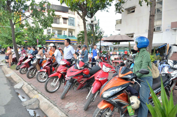 Công an đảm bảo trật tự, giúp đỡ phụ huynh, thí sinh tại các điểm thi -0