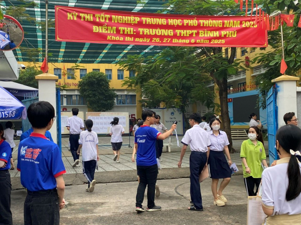 Công an đảm bảo trật tự, giúp đỡ phụ huynh, thí sinh tại các điểm thi -0