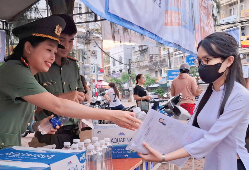 cán bộ, chiến sĩ công an tỉnh tặng nước suối cho các thí sinh (1).jpeg -0