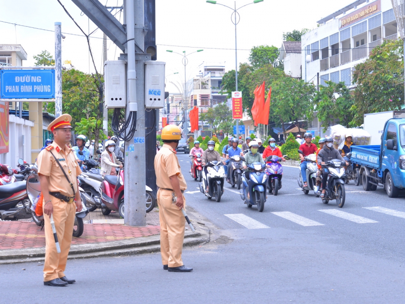 lực lượng cảnh sát giao thông điều tiết các phương tham gia giao thông, tránh ùn tắc tại các điểm thi.jpeg -0