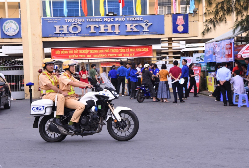 lực lượng cảnh sát giao thông tuần tra bảo đảm antt, trật tự atgt tại các điểm thi (1).jpeg -0