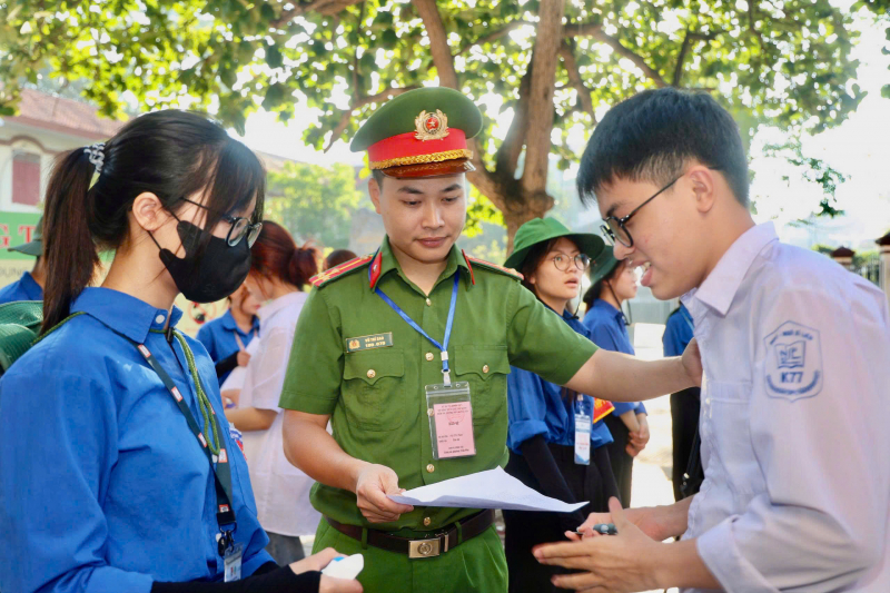 Công an đảm bảo trật tự, giúp đỡ phụ huynh, thí sinh tại các điểm thi -0