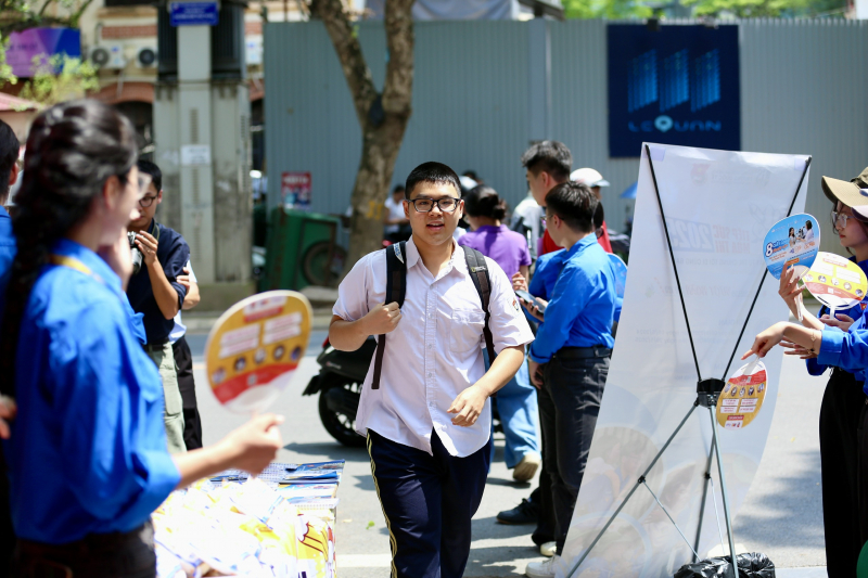 Ngày thi thứ hai THPT Quốc gia 2025: Chuyện về những sĩ tử vượt khó để đi thi -0