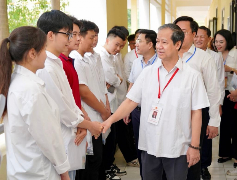 Bộ trưởng Bộ GD&ĐT Nguyễn Kim Sơn động viên thí sinh dự thi tốt nghiệp