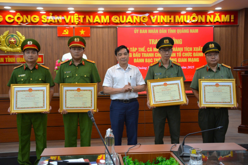 Khen thưởng đột xuất nhiều tập thể, cá nhân tham gia triệt phá chuyên án tổ chức đánh bạc và đánh bạc -0