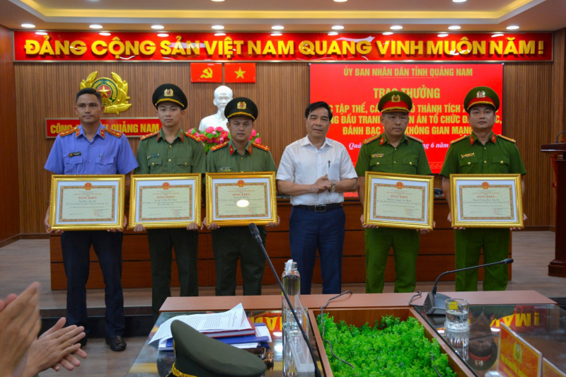 Khen thưởng đột xuất nhiều tập thể, cá nhân tham gia triệt phá chuyên án tổ chức đánh bạc và đánh bạc -0